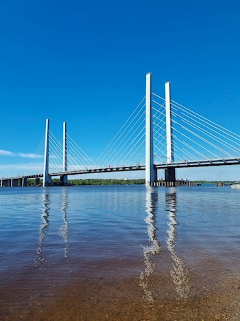 Обложка книги Мост через реку
