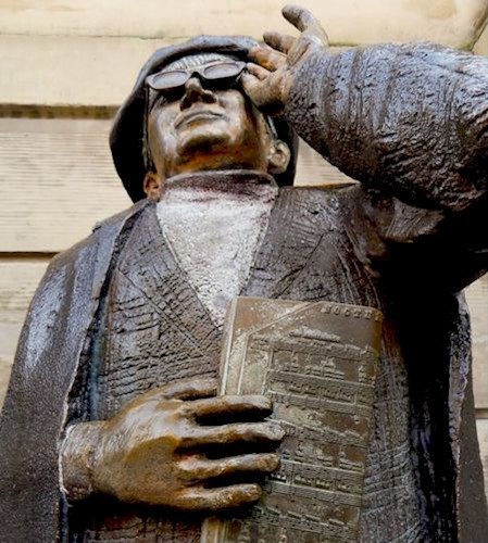 Обложка книги Стихи у памятника