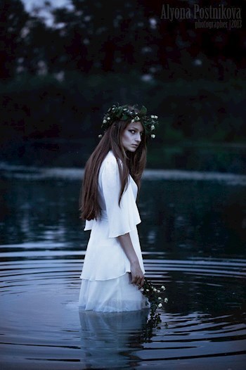 Обложка книги Холодна у пруда вода