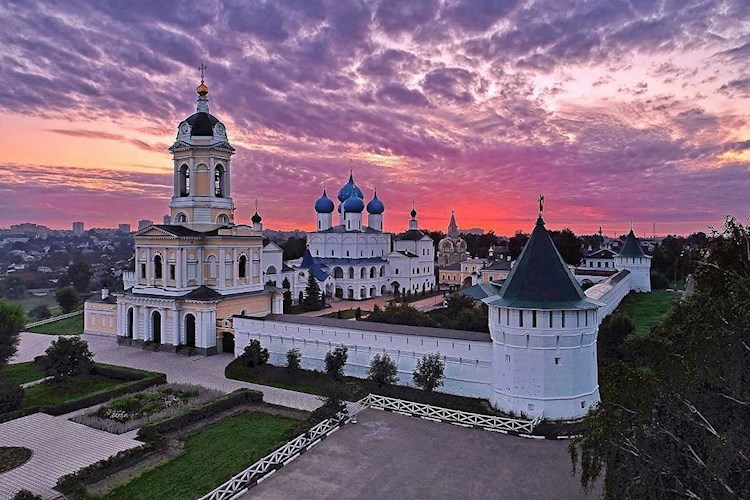 Обложка книги Биоробот в монастыре