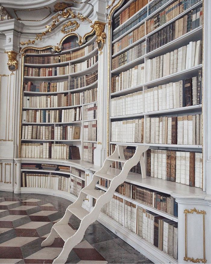 Обложка книги Убийство в библиотеке