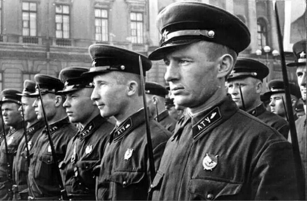 Обложка книги Подготовка командных кадров в СССР. Военные академии, училища военные кафедры ВУЗ и школы и курсы.
